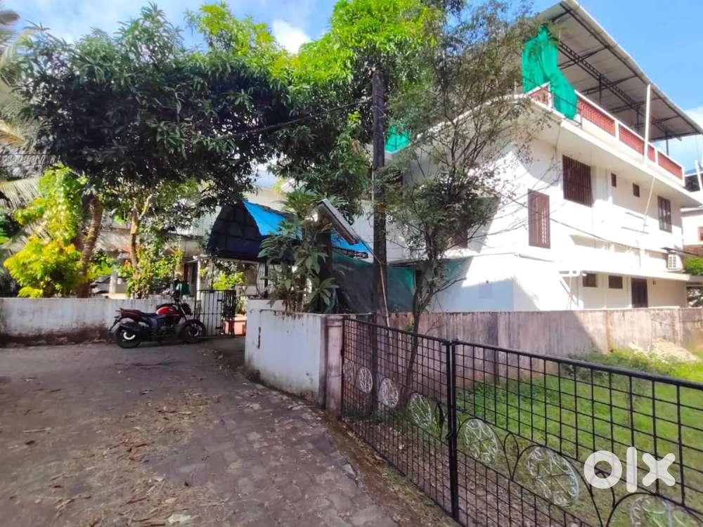 ALUVA  BANKJUNCTION 5 BHK.  PLOTT AREA 11.5 CENTASKING PRICE 1.78Crore