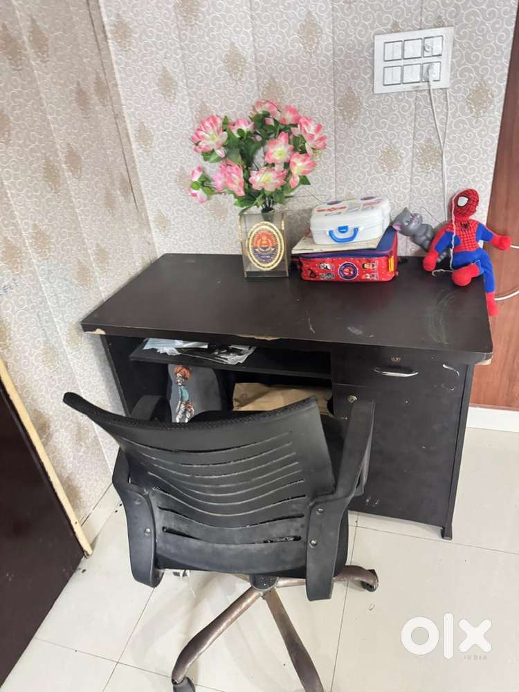 Computer table