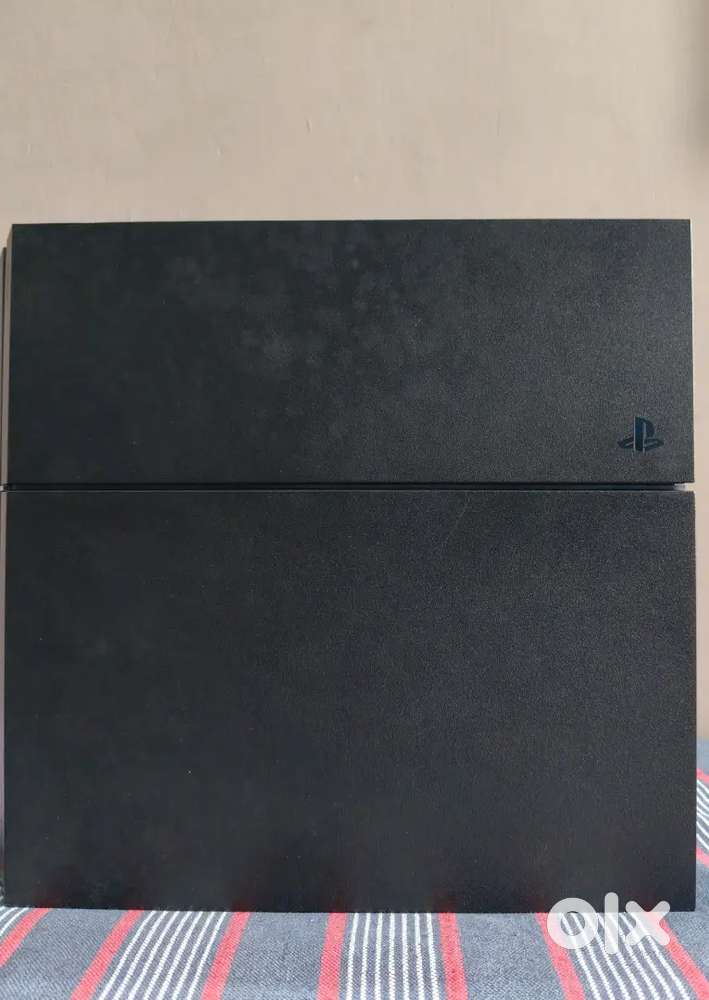 PS4 1TB CONSOLE WITH 2 CONTROLLERS