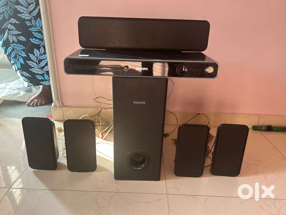 It’s philips DVD player with 5 speakers 1 woofer