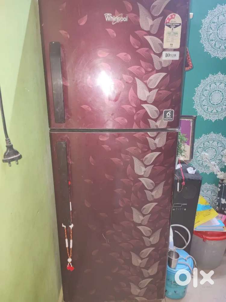 Double door ka fridge hai sahi zada chala hua bhi nhi h