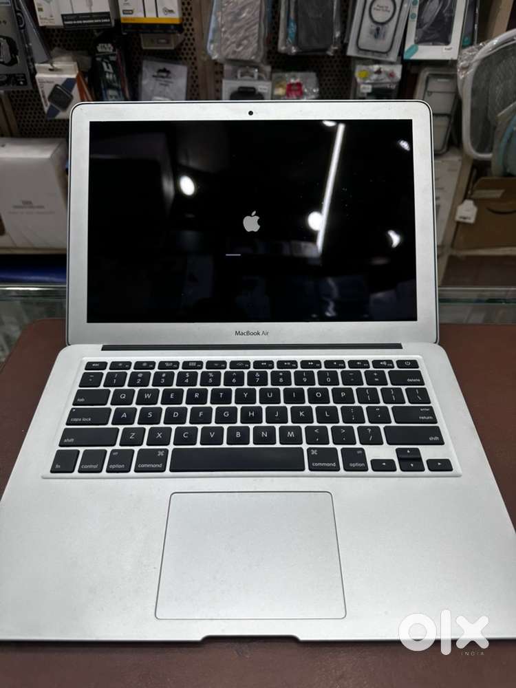 Apple Macbook Air.  A1466.