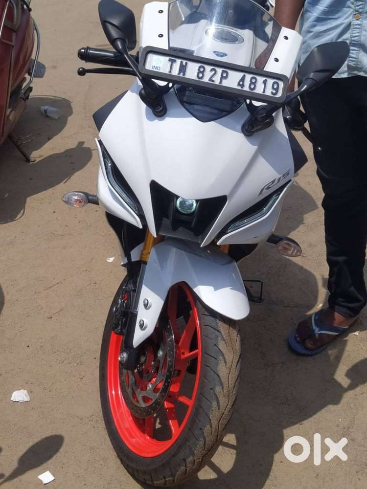 Yamaha R15 2024 model white color