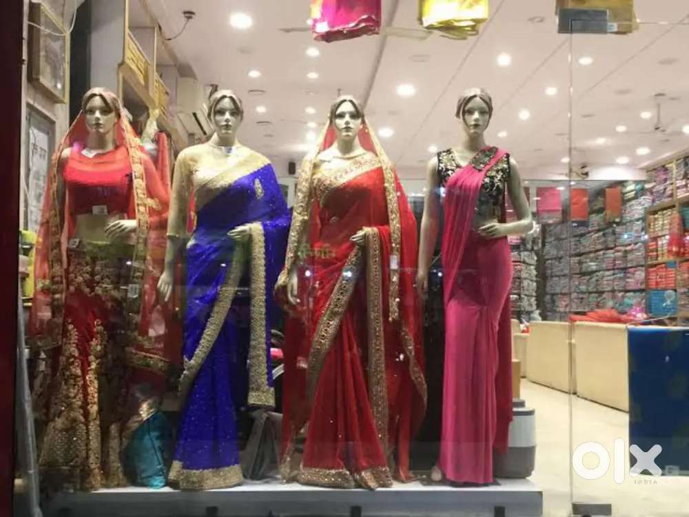 सूट और साड़ी शोरूम में काम करने के लिए लड़के और लड़कियों की आवशयकता है