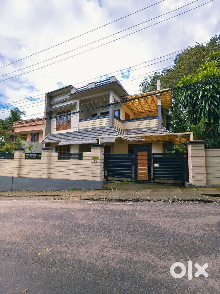 Mixed couples & Family 2Bhk House For Rent At Kuzhivelippady Infopark