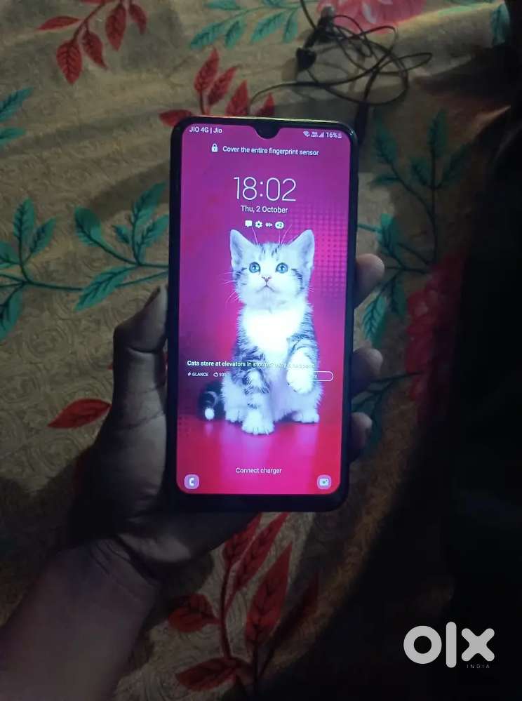 Ye phone ak dam best condition me hai screen bhi iski new hai