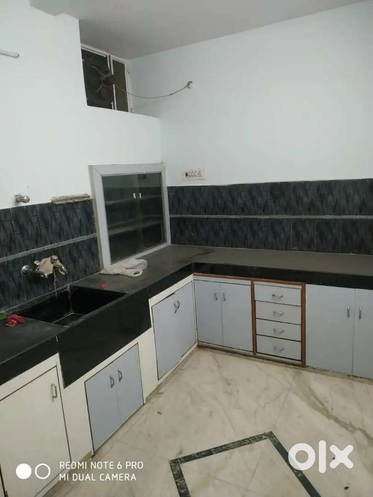 2  BHK SEMI FURNISHED FLAT AVAILABLE IN RAJA PARK