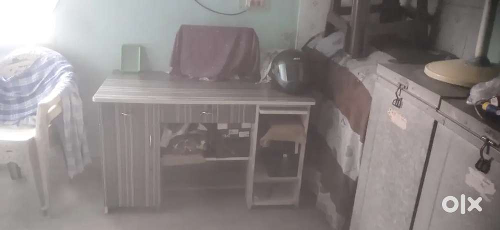Computer table