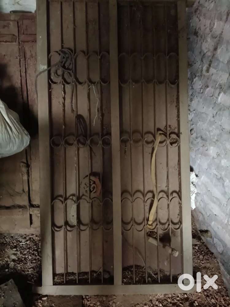 1 Double pure sisam ka darwaja,2sisam ki window bikau Hai.Old is gold