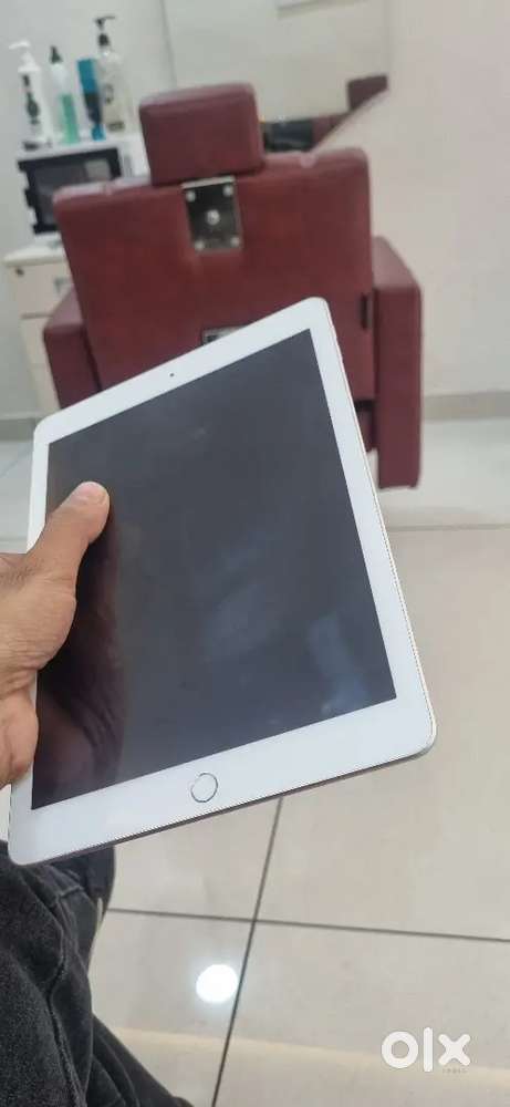 Super condition  i pad 6th generation os verson 17.7.8. (32gb