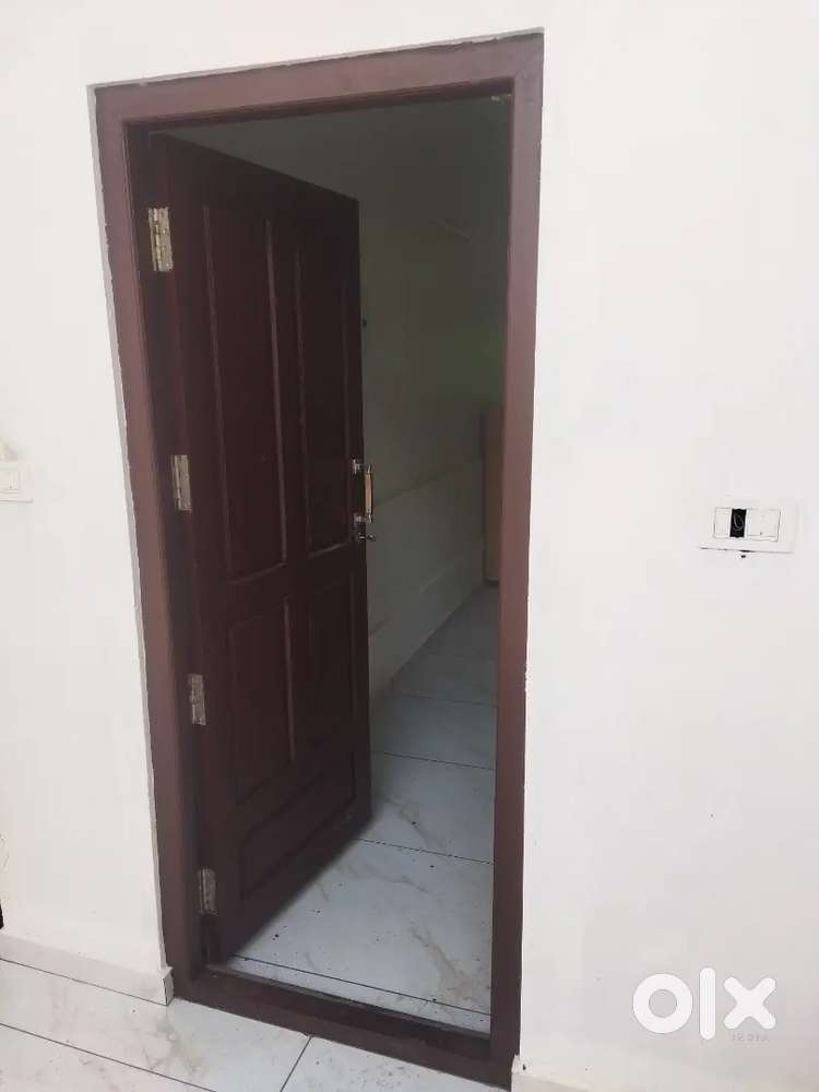 Single room attached bathroom available for Bachelor's