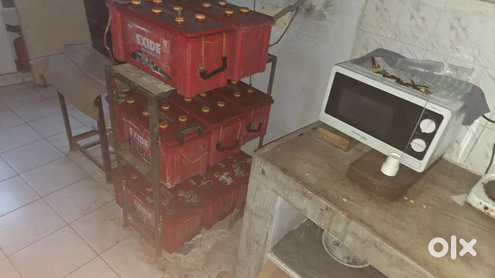For sale chairs tables ,monitors system and locker