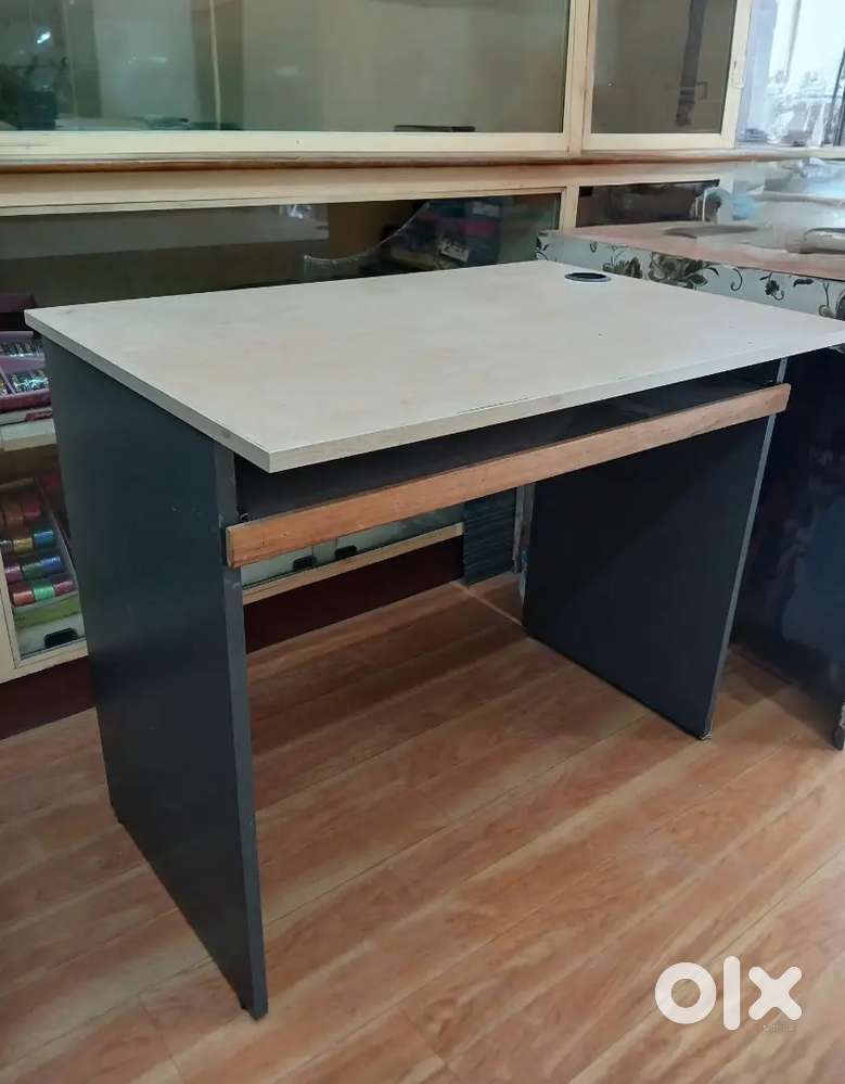 Wooden computer nd study table in neat condition
