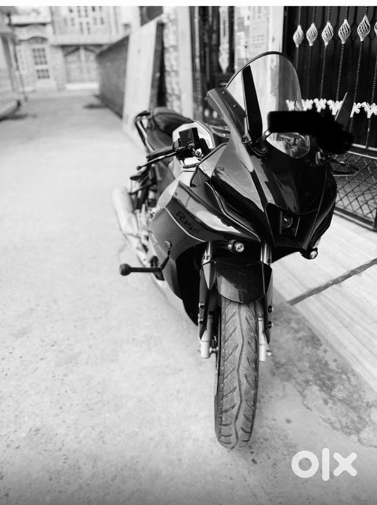 Yamaha r15m black colour