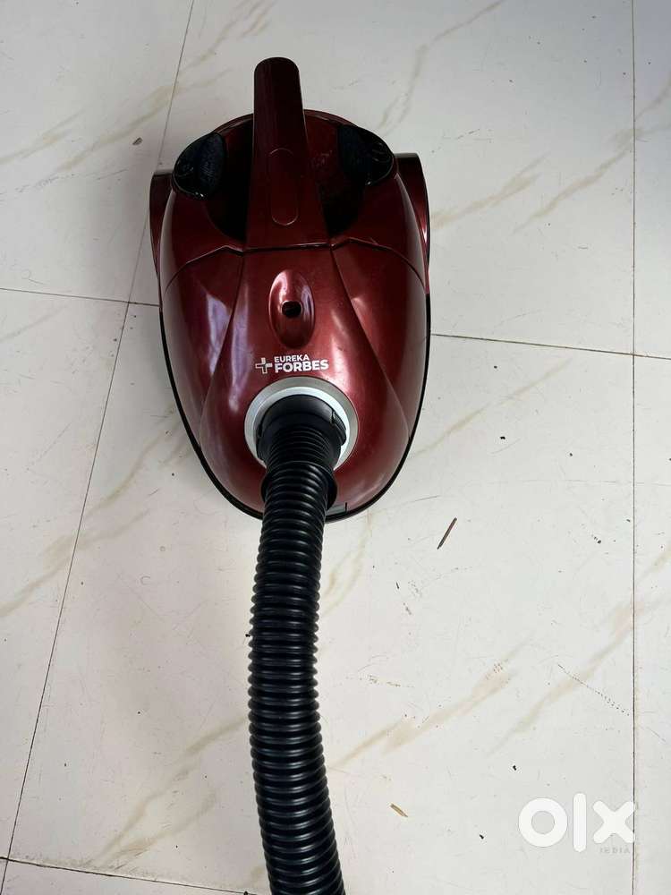 Almost new Vaccum cleaner with 1200 watts powerfull sanction control