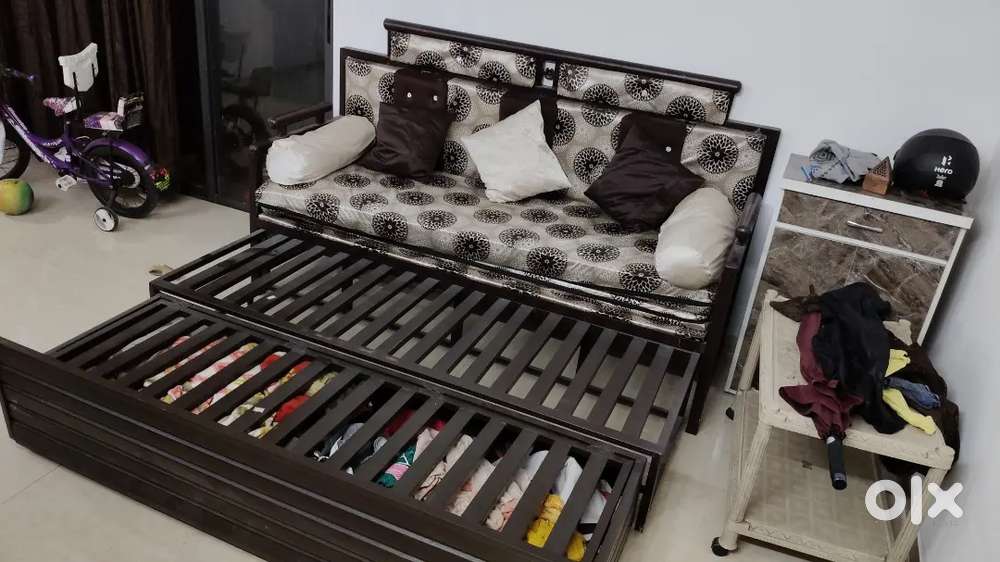 9000 negotiable 6 by 6 king size bed