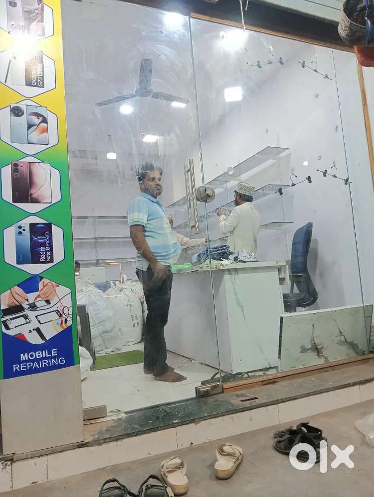 Dukan ka glass rack bechna hai