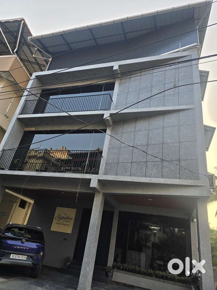 COMMERCIAL BUILDING FOR SALE