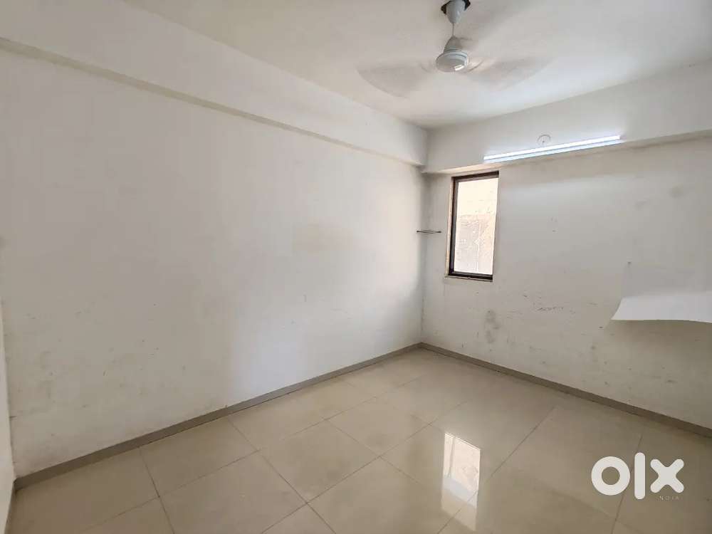 Showroom for rent in Vesu main road vesu