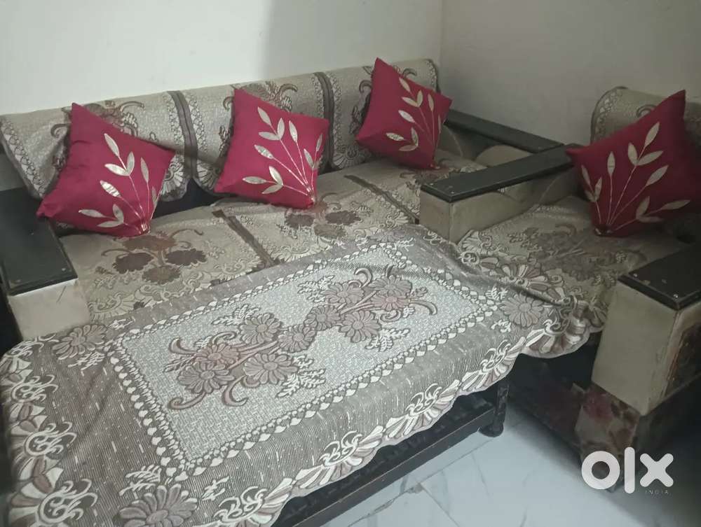 Selling sofa nd almirah