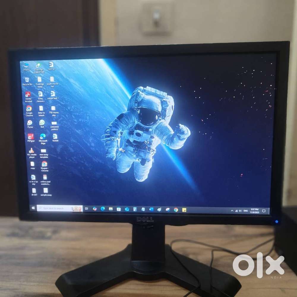 Dell 19 inch rotatable monitor with 4 USB ports in brand new condition