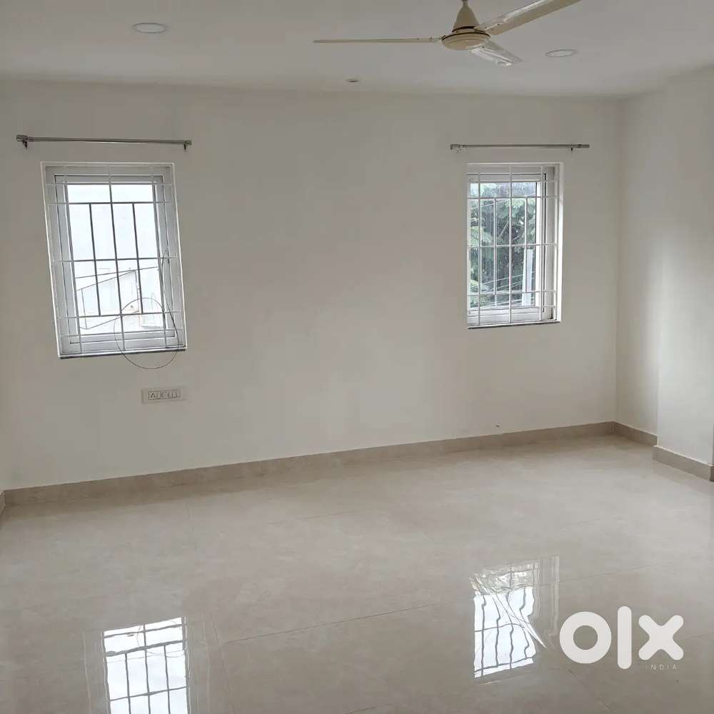 3bhk flat for rent at mallepally. 3bathrooms, car parking, no cupboard