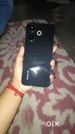 Phone mint condition, back panel minor crack,bill box charger nhi hai