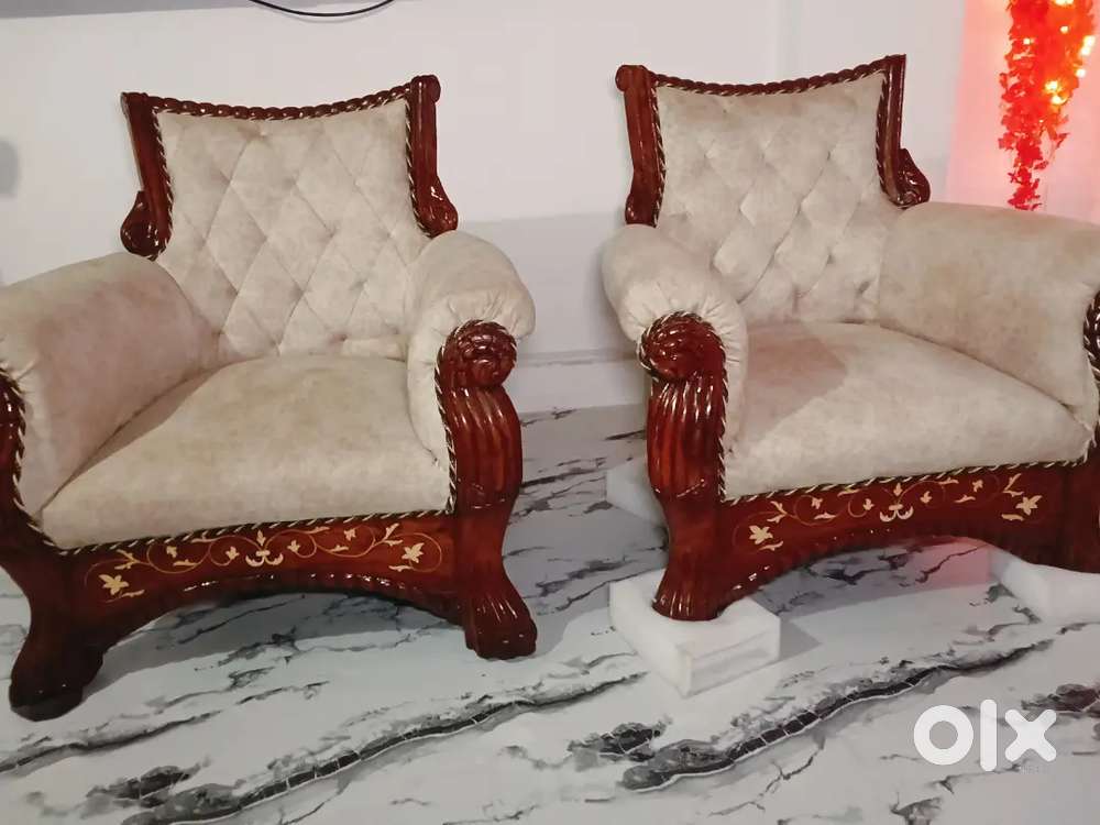 Royal 2 king pod cast chair wooden artwork Royal look