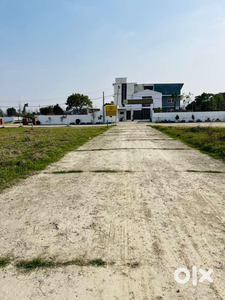 200 gaz ZA plot school k saamne