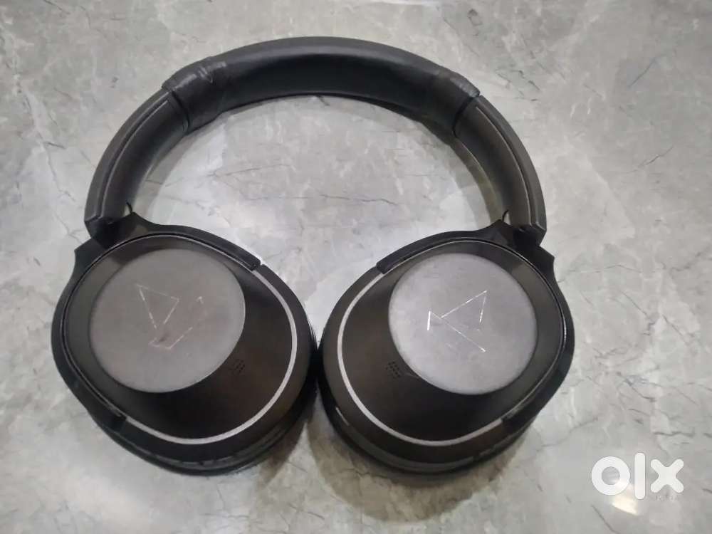 Boat Nirvanaa 751ANC like new condition