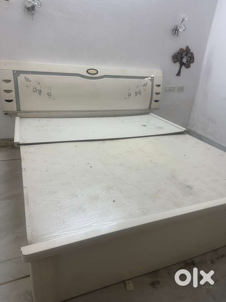 Ki ng size White bed hydeolic