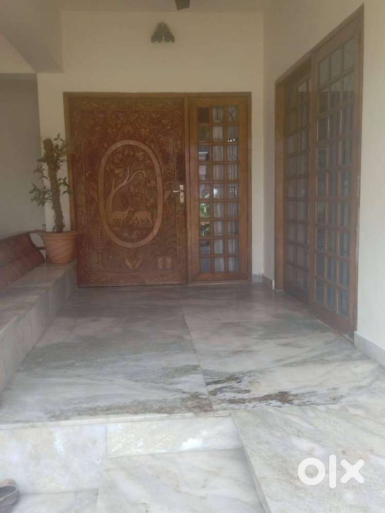 Located in a Cal m & quiet area in the centre of the city