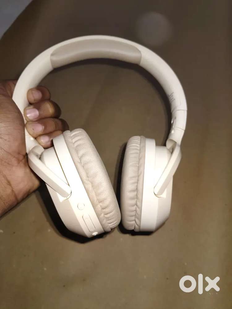 A white colour one set up a head Rd head phones