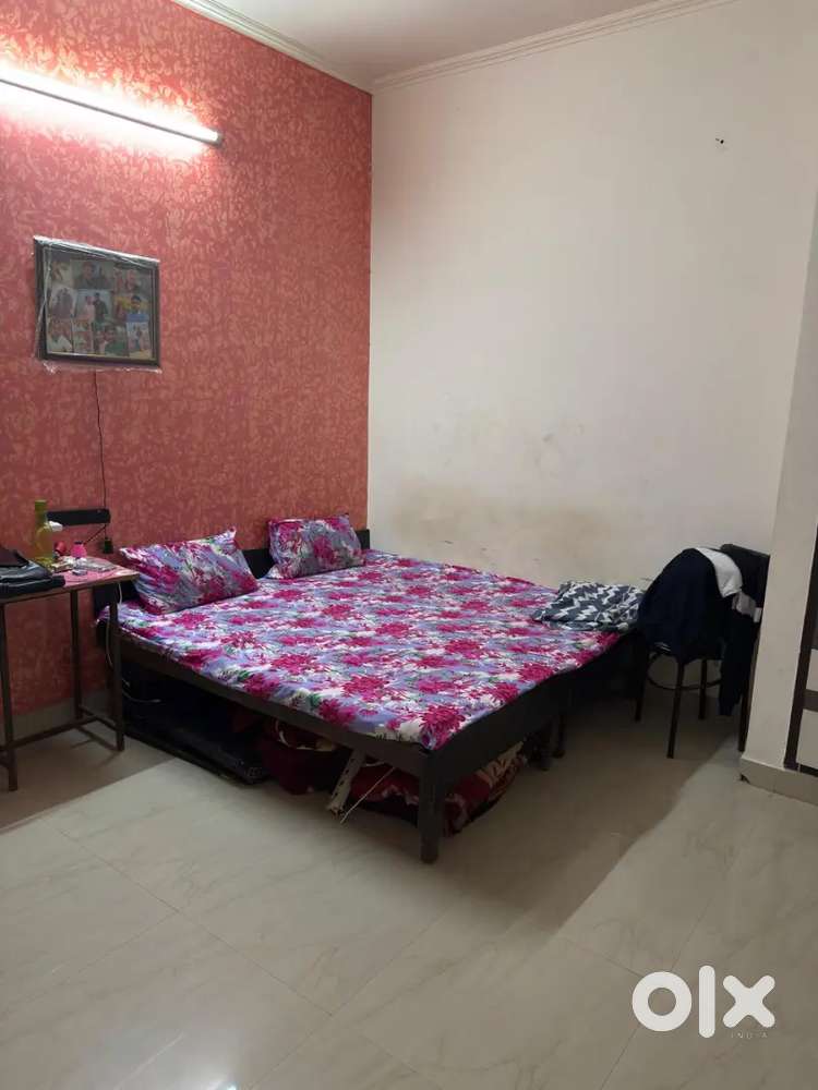 Single room available in 3bhk flat