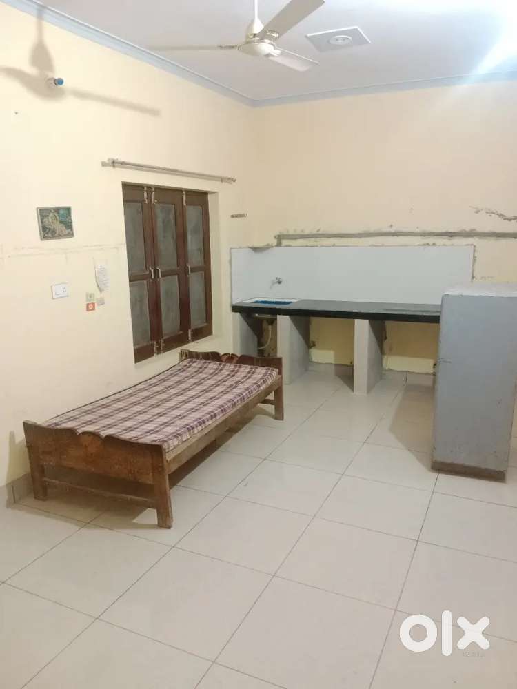 To let 1 room set available