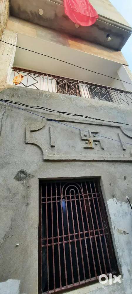 रसूलगढ़ सलारपुर मे 340 sqft मे 3 मंजिला मकान बिकाऊ है। रास्ता 6 फ़ीट