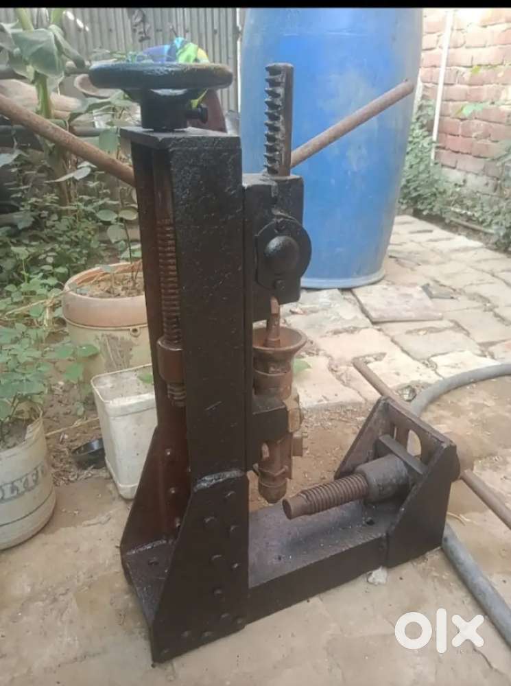 Plastic mold machine