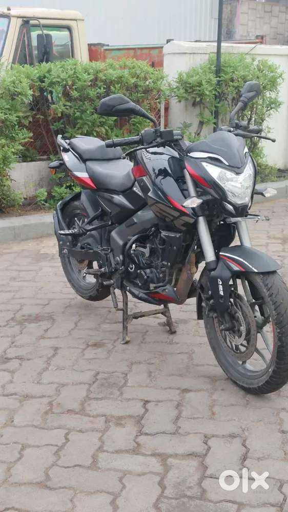 NS160 2023 model 1st owner double key double disc showroom condition