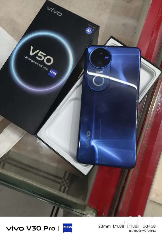 V50 fresh candition warranty men 8/256