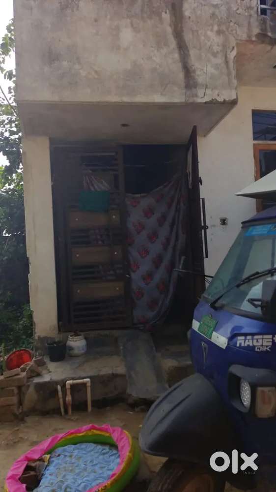 Yeh house 50 gaz main bana hua hai 2 floor hai upper ka incomplete hai