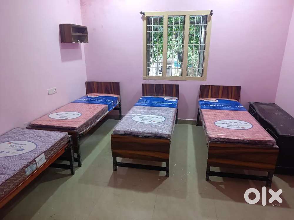 Hostel available in anna nagar east