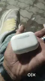 Earbuds Apple.. good condition urgently paise ki need hai charging