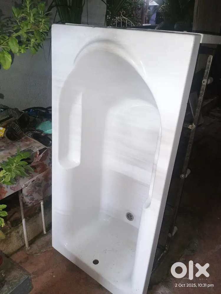 White Bath tub for sale