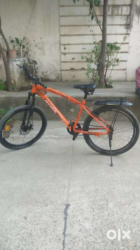 डिस ब्रेक है बहुत स्मूथ चलती है टायर फ्लोटिंग वाले हैं