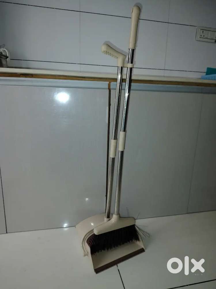 Cleaning brush with bucket