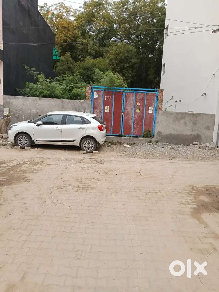 द्वारका मोड मैट्रो स्टेशन के पास प्लॉट