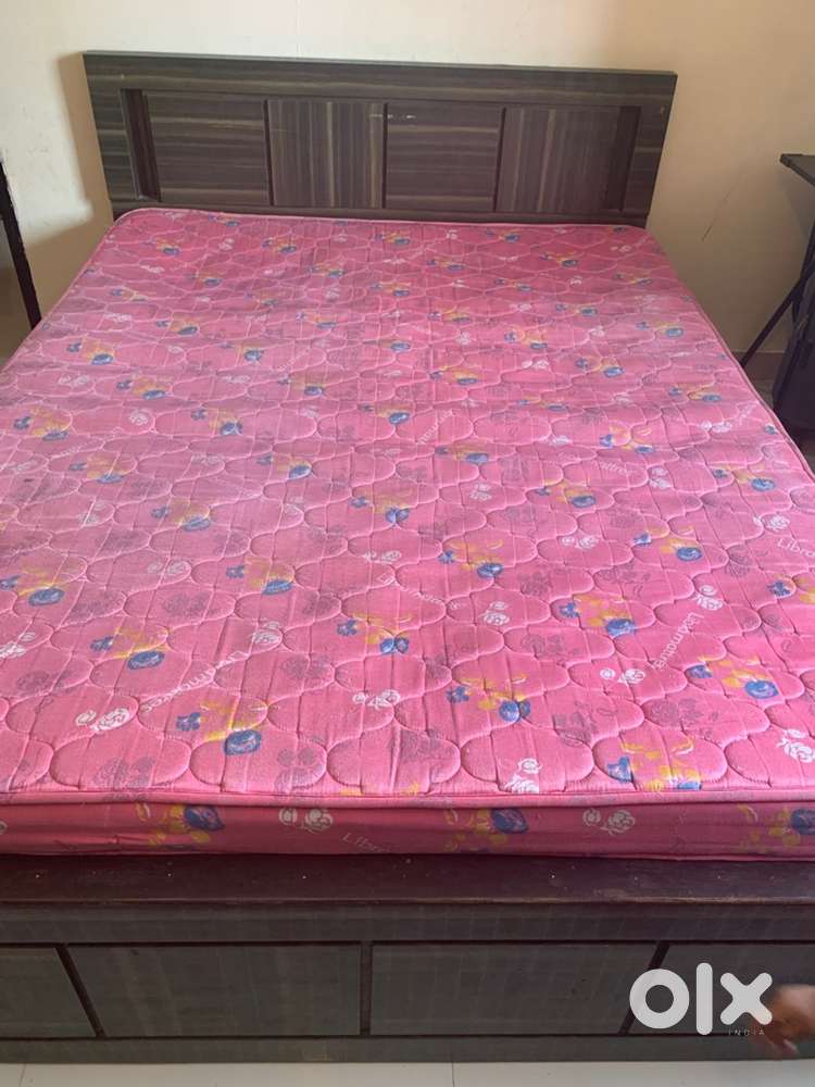 Queen size bed with mattress