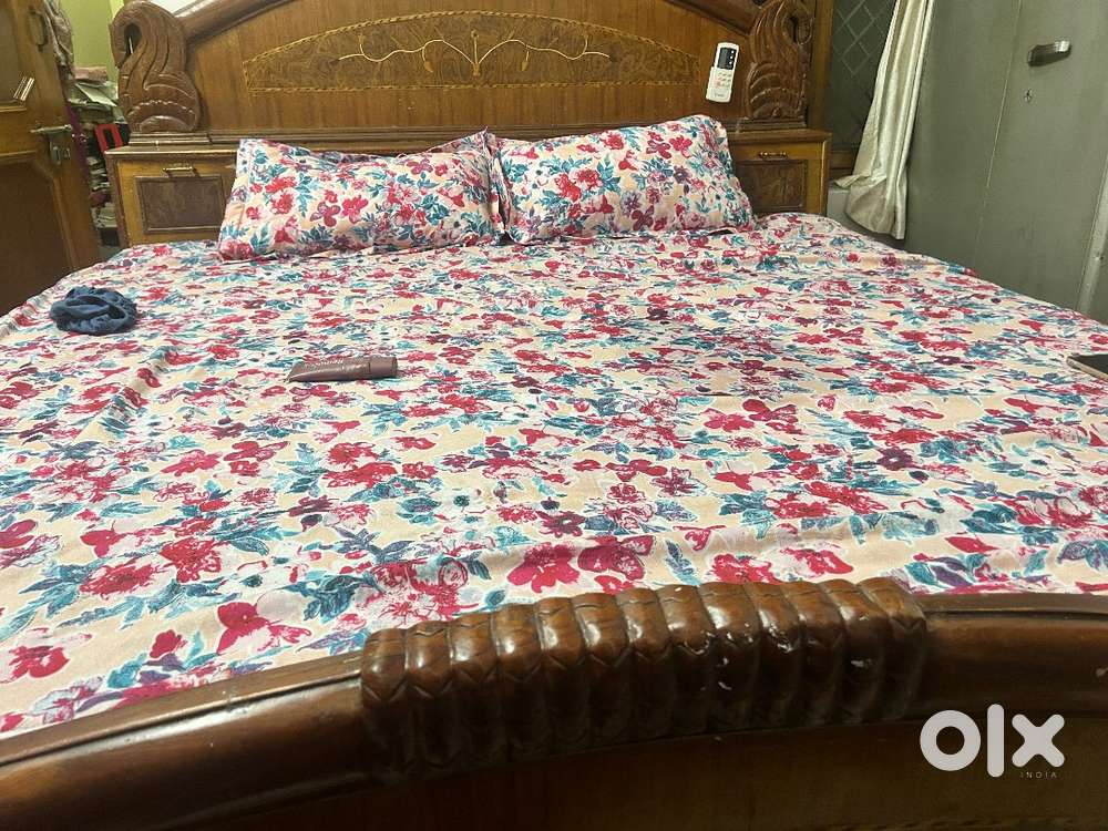 Queen Size Wooden Double Bed with Storage – Good Condition (Roorkee)
