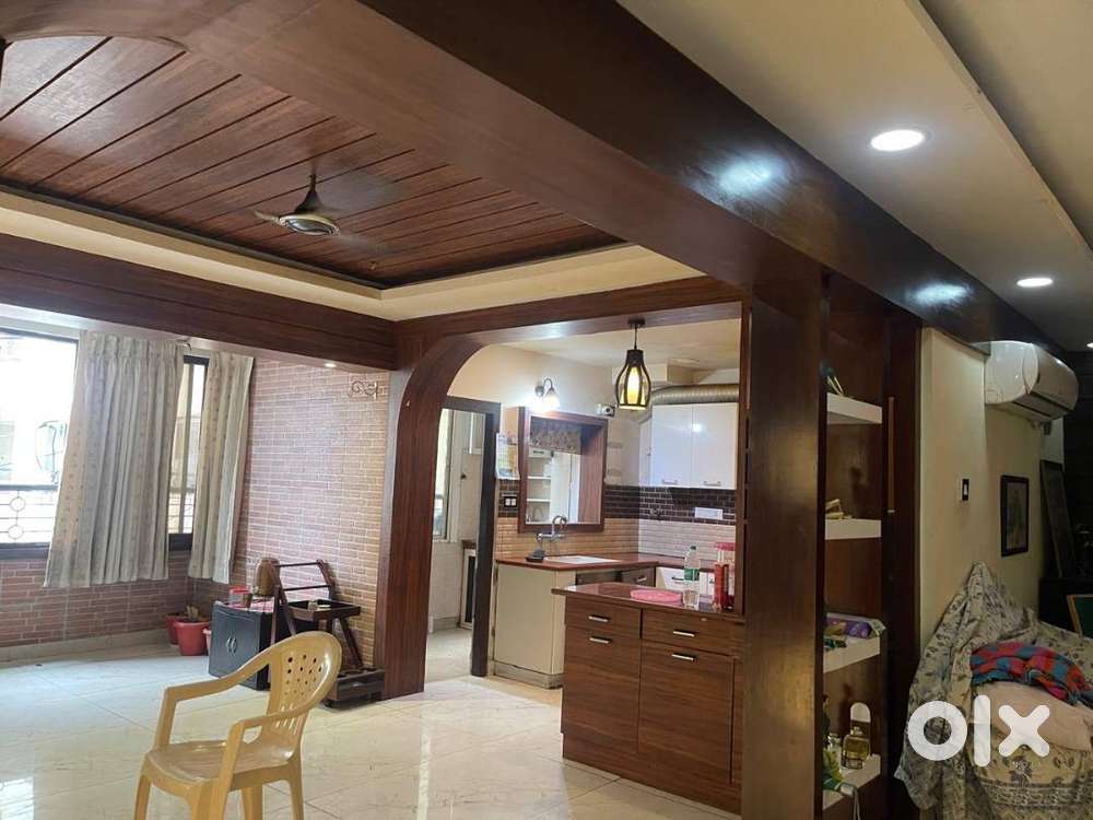 Massive 5 Bhk for sale on road Property- Posh locality- All amenities