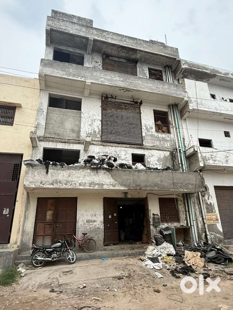 Industrial building on main kanjawala industial area with lift facilit